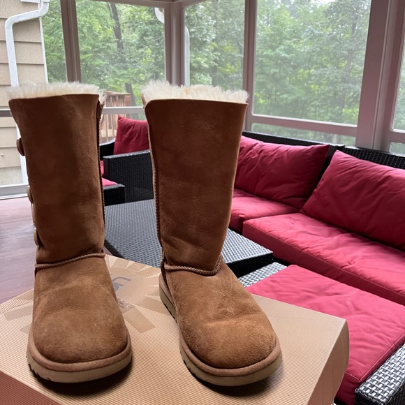 Woman’s tall ugg boot with buttons up the side. Like-New condition-barely worn. - Picture 2 of 4